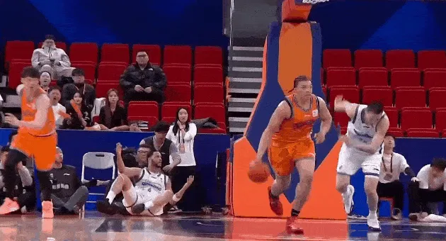 欧冠最新版-起飞！张镇麟快攻接球远距离起飞上演双手滑翔飞扣